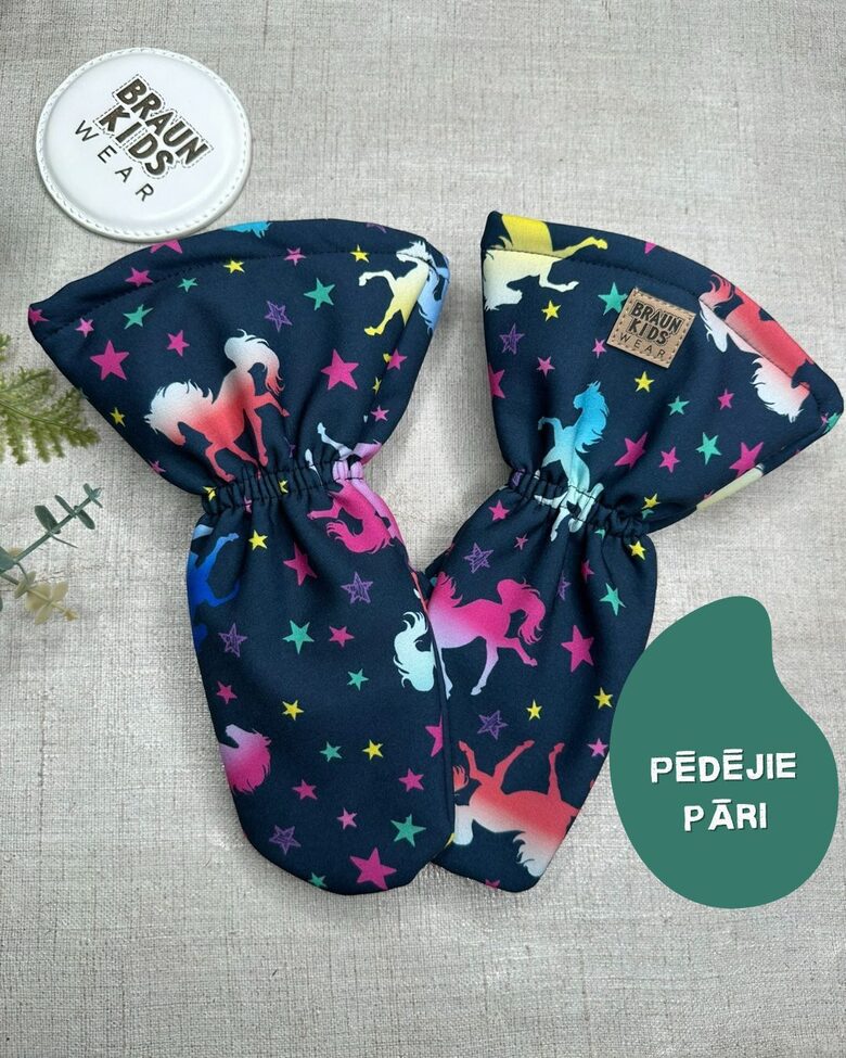 Starpsezonas softshell cimdi -  Košie zirgi uz tumši zila 